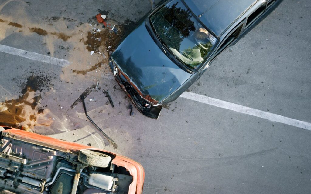 Los accidentes de coche son un tipo de caso único: tienes que preocuparte por el estado de tu coche, tus lesiones y si alguno de tus pasajeros resultó herido. Dependiendo de la gravedad del accidente, estas facturas pueden ser bastante elevadas. Si usted tiene parte de la culpa y la otra parte ha sufrido daños materiales o ha resultado herida, el caso se complica aún más.